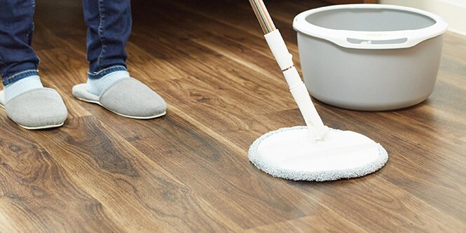 Cleaning laminate floor with Scotch-Brite™ spin mop

