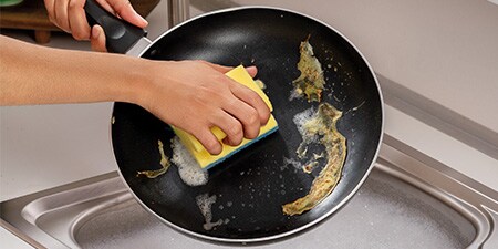 Cleaning pan with Scotch-Brite® Non-Scratch Delicate Nail Saver Sponge
