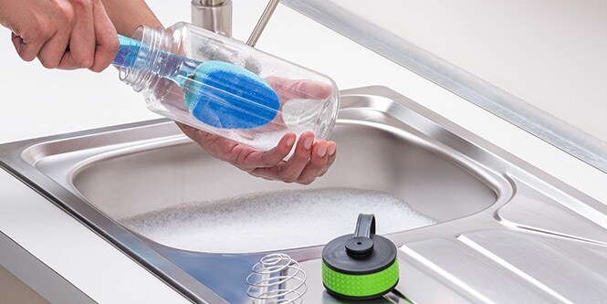 Washing a glass bottle with Scotch-Brite™ Non-Scratch Dishwand
