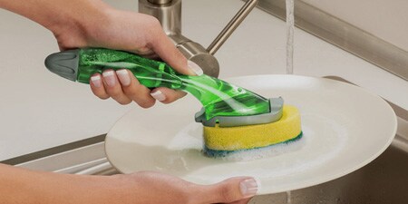 Washing plate with Scotch-Brite™ Heavy Duty Dishwand
